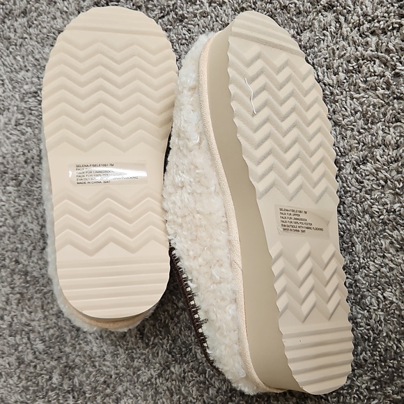 Steve Madden Cream Fuzzy Women's Slippers - Picture 5 of 10